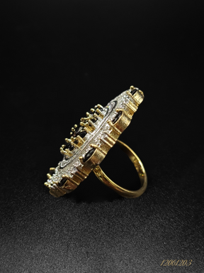 STUNNING GOLD DIAMOND RING WITH BLACK DETAILS