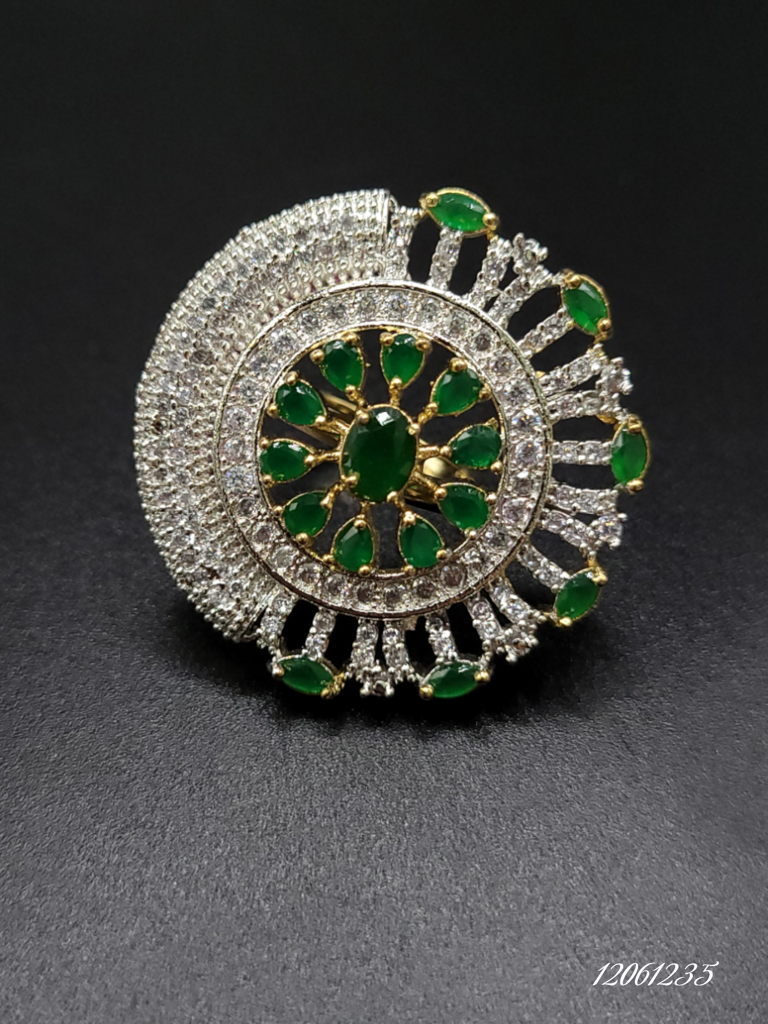 STUNNING GOLD DIAMOND RING WITH GREEN STONES