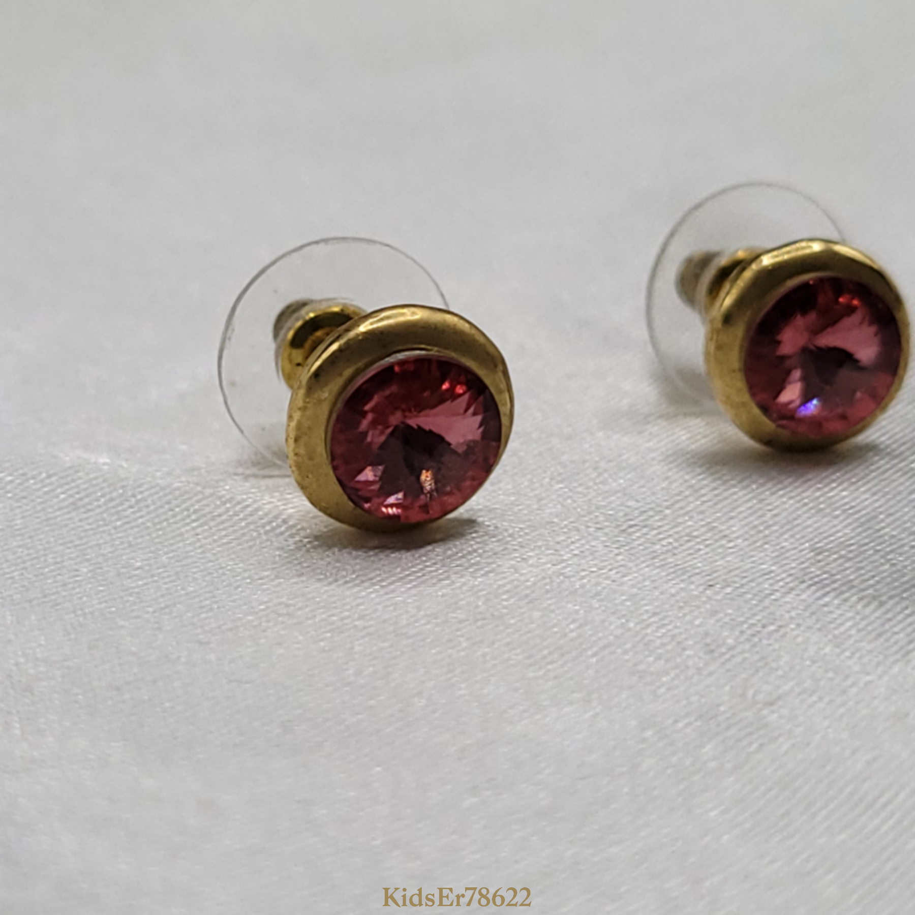 SPARKLY PINK EARRINGS WITH GOLD METAL DETAILS