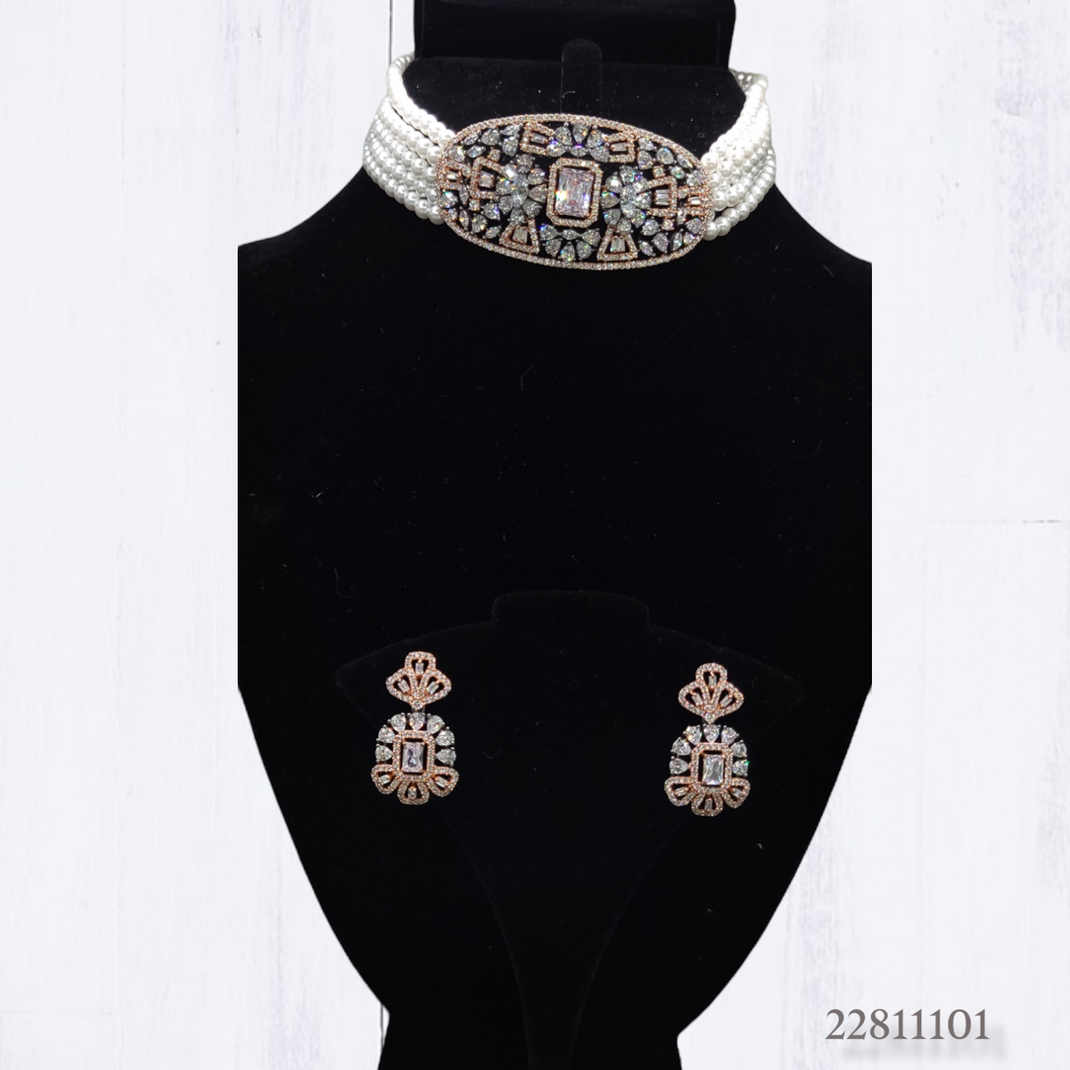PEARLS AND DIAMONDS CHOKER STYLE NECKLACE SET WITH EARRINGS