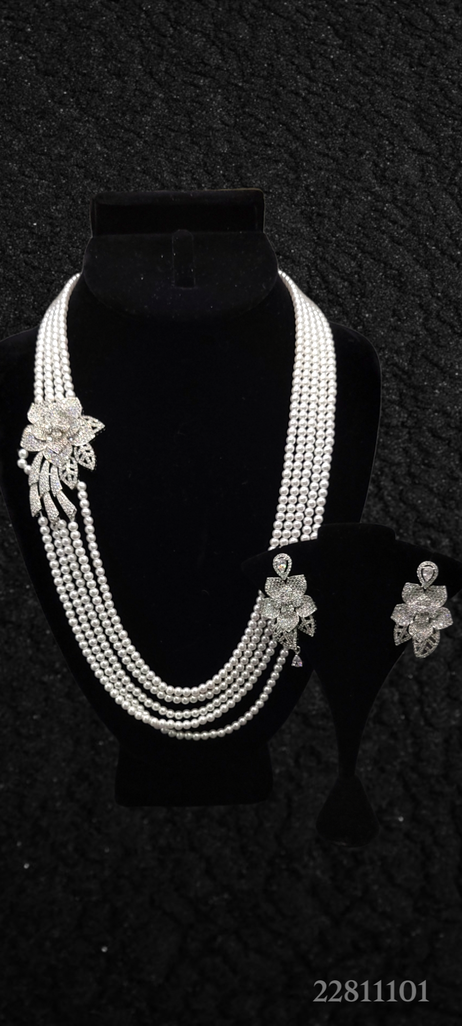 UNIQUE PEARLS AND FLORAL DIAMOND DESIGN NECKLACE SET WITH EARRINGS